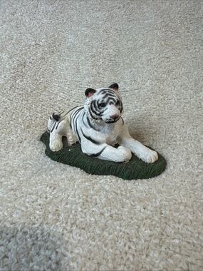 Living Stone White Tiger Figurine 1994 Resting Tiger Statue Wildlife Decor